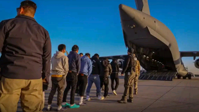 Governo determina retirada de algemas de brasileiros deportados vindos dos EUA