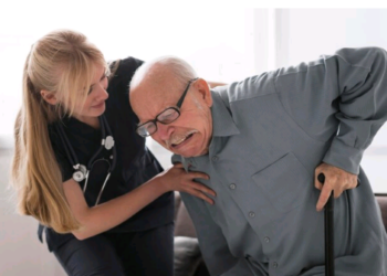 Dicas para prevenir quedas e traumas agudos em idosos