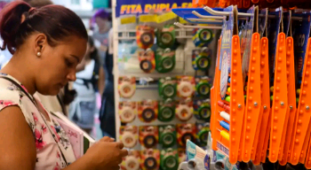 Preços de material escolar podem variar até 269% em papelarias de SP