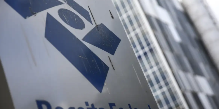 Receita alerta para golpes com taxa falsa sobre Pix