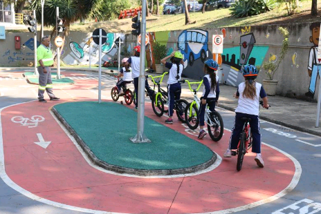 Minicidade da Emdec: visitas educativas ensinam sobre trânsito seguro