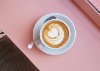 Beber café ao acordar faz mal? Sem comprovação, dúvida se espalha nas redes