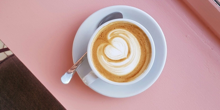 Beber café ao acordar faz mal? Sem comprovação, dúvida se espalha nas redes