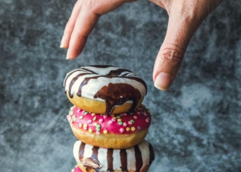 Jejum intermitente: como a dieta pode estar associada à compulsão alimentar