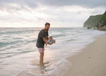 Primeira vez do bebê na praia? Cinco pontos de atenção que os pais devem ter