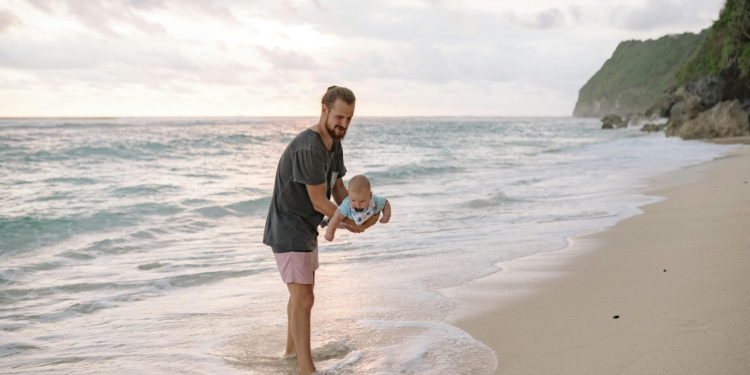 Primeira vez do bebê na praia? Cinco pontos de atenção que os pais devem ter