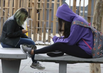 Especialistas apontam desafios para restrição de celular nas escolas