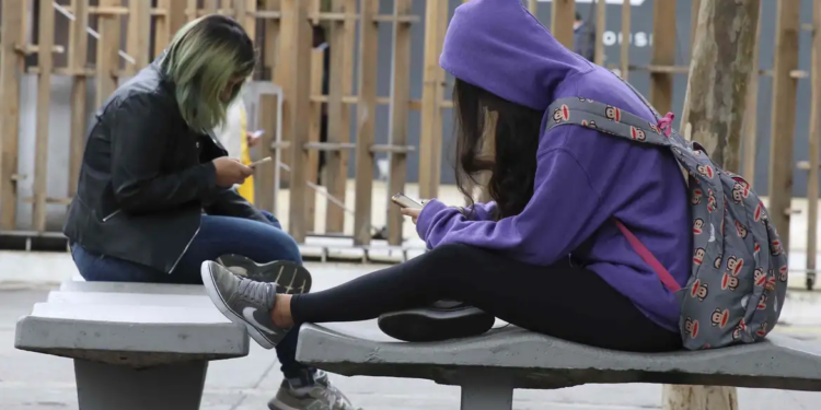 Especialistas apontam desafios para restrição de celular nas escolas