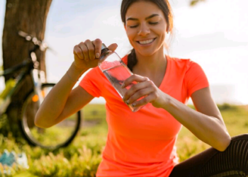 Verão: Urina revela informações sobre a saúde; quantidade exata de beber água depende da idade