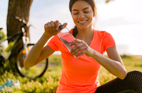 Verão: Urina revela informações sobre a saúde; quantidade exata de beber água depende da idade