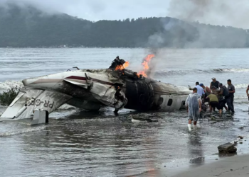 Jatinho atravessa pista e explode em praia de Ubatuba; piloto morre