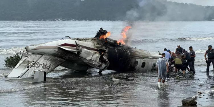 Jatinho atravessa pista e explode em praia de Ubatuba; piloto morre