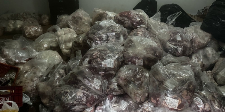 Polícia apreende mais de 3 toneladas de carnes e queijos vencidos em comércio de Americana
