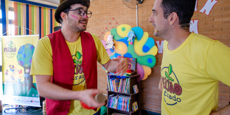 Feijão Letrado doa 232 livros para escola pública de Vinhedo