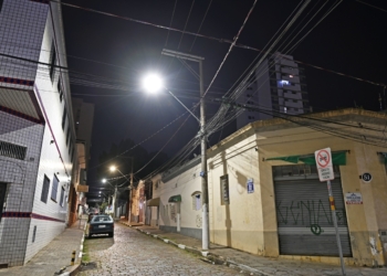 Prefeitura negocia multa e dá novos prazos a consórcio que cuida da iluminação pública