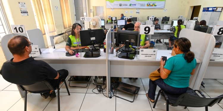 Feirão de Emprego do CPAT encaminha quase 600 pessoas; ainda há vagas