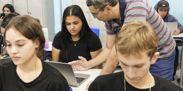Educação SP recebe inscrições para 10 mil vagas do programa BEEM