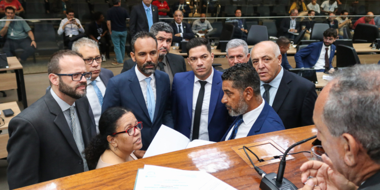 Câmara vota projeto para liberar celulares em agências bancárias de Campinas