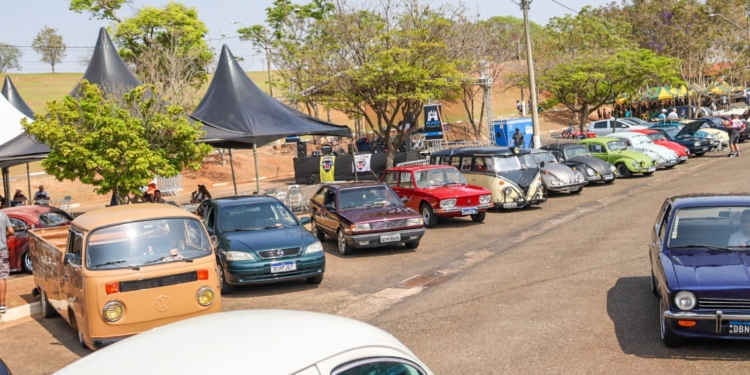 Campinas recebe encontro de carros antigos com rock e nostalgia dos anos 80