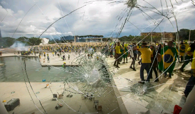 STF condena homem que furtou réplica da Constituição em 8 de janeiro