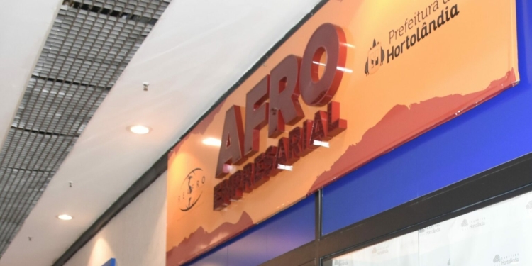 Espaço Afroempresarial recebe exposição de bonecas Barbies negras