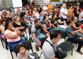 Famílias recebem matrícula de 116 imóveis do residencial Tancredo Neves