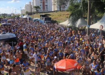 Segundo dia de pré-carnaval tem escolas de samba e folia no Taquaral