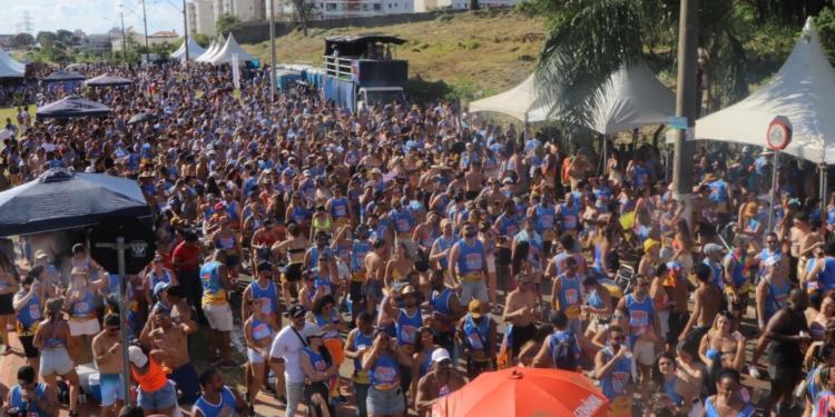 Segundo dia de pré-carnaval tem escolas de samba e folia no Taquaral