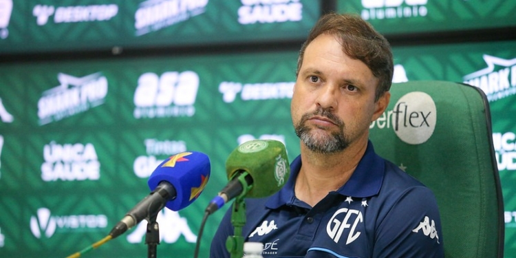 Maurício Souza reencontra Valentim no Dérbi e elogia técnico rival: ‘inteligente’