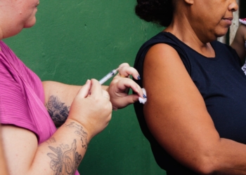 Vacinação contra febre amarela será de casa em casa, em supermercado e colégio neste sábado
