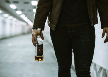 Artigo: Impactos do uso de álcool e drogas nas relações de trabalho – por Giovanna Tawada