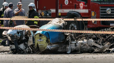 Aeronave bateu em árvore antes de atingir ônibus em São Paulo