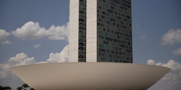 Câmara aprova pena para quem divulgar imagens de nudez geradas por IA