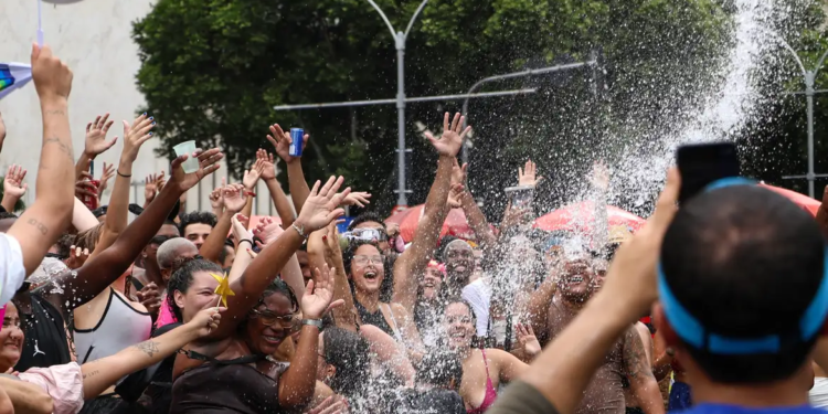 Celular no Carnaval: saiba como proteger dados em caso de furto
