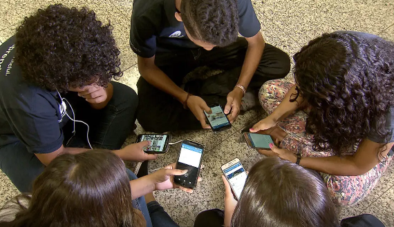 Cartilhas orientam sobre uso consciente de celulares no ambiente escolar