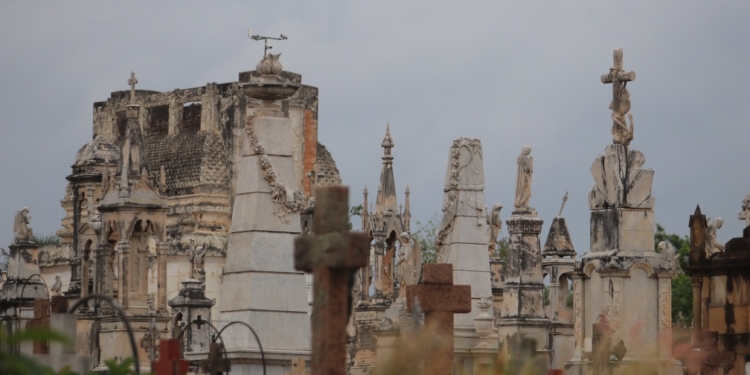 Setec contrata empresa para manutenção e reforma de sepulturas