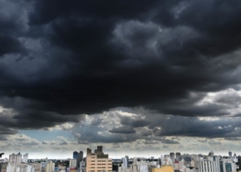 Defesa Civil renova alerta para continuidade de chuvas intensas até quarta-feira