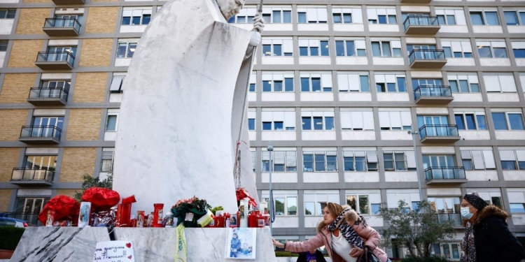 Saúde do papa se agrava após crise de broncoespasmo