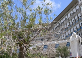 Vaticano confirma que papa está com pneumonia bilateral