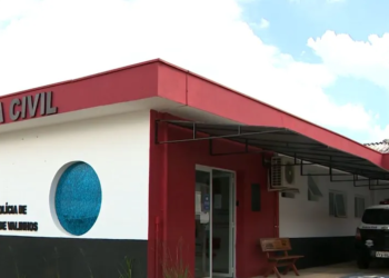 Criança é resgatada desacordada dentro do carro enquanto mãe bebia em loja de conveniência