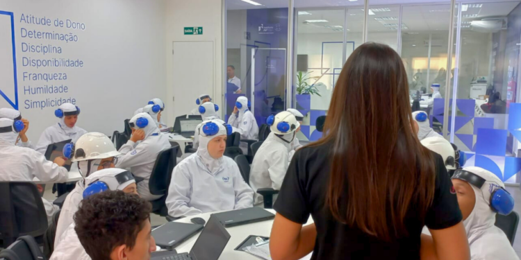 Gigante JBS inaugura fábrica educadora em Amparo para jovens aprendizes