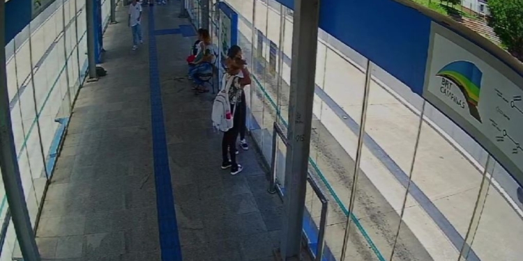 Estudantes vandalizam e invadem Estação BRT Florence