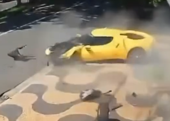 Ferrari desgovernada derruba portão de casa no Taquaral