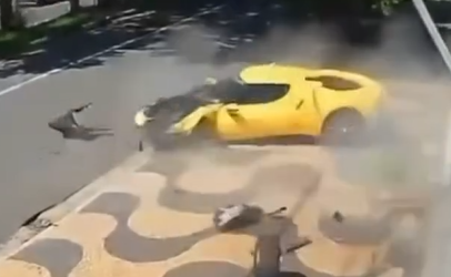 Ferrari desgovernada derruba portão de casa no Taquaral