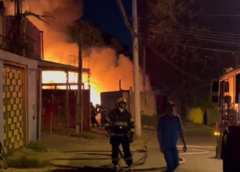Incêndio atinge galpão de recicláveis e deixa caminhão destruído