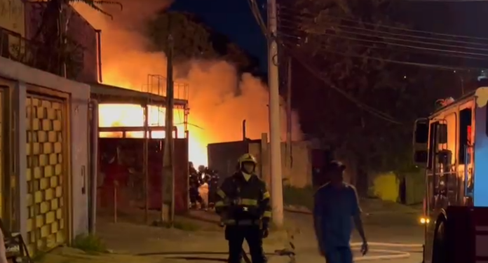 Incêndio atinge galpão de recicláveis e deixa caminhão destruído
