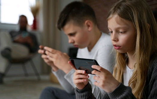 Artigo – Impactos tecnológicos: vício em aplicativos e jogos – por Alessandra Augusto