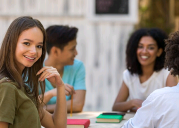 Artigo – Escolas, alunos e celulares: o conselho das vovós e os ‘nativos digitais’ – por Roberta Guimarães