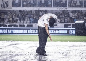 Neymar é recebido com festa na Vila: ‘me sinto com 17 anos de novo’