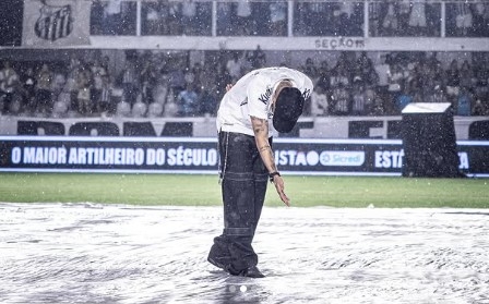 Neymar é recebido com festa na Vila: ‘me sinto com 17 anos de novo’